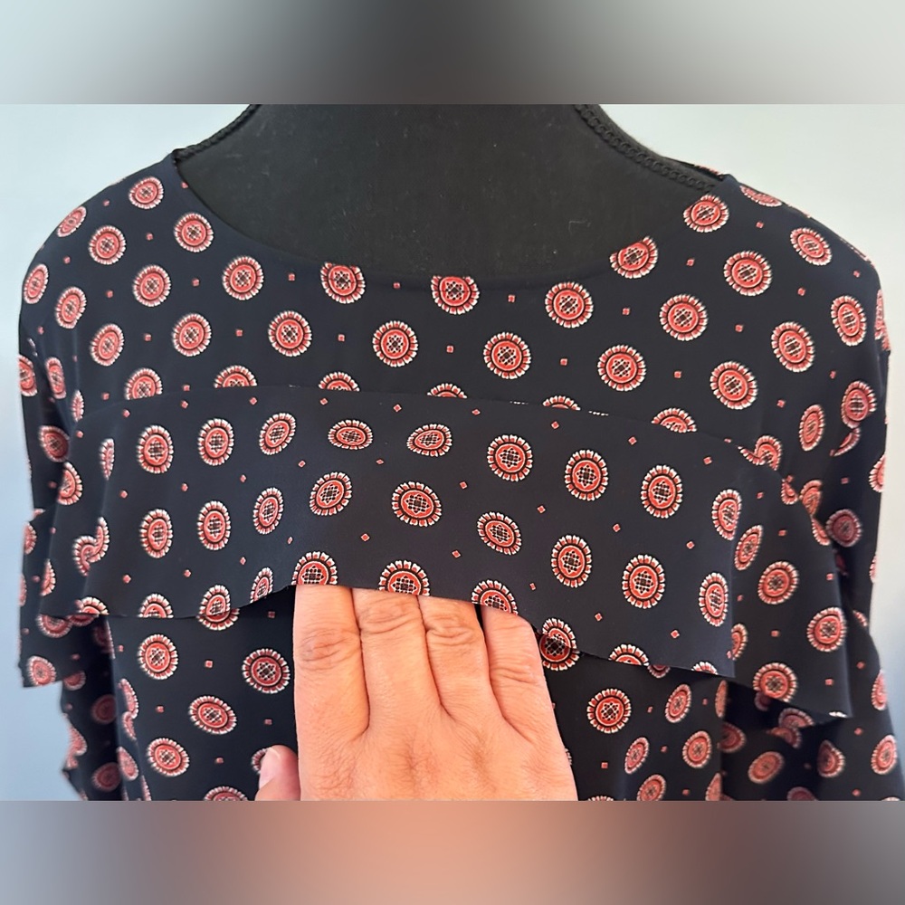 ✅ 3 for $25 - Banana Republic Navy Blue and Red Patterned Blouse with ruffle - Picture 4 of 11